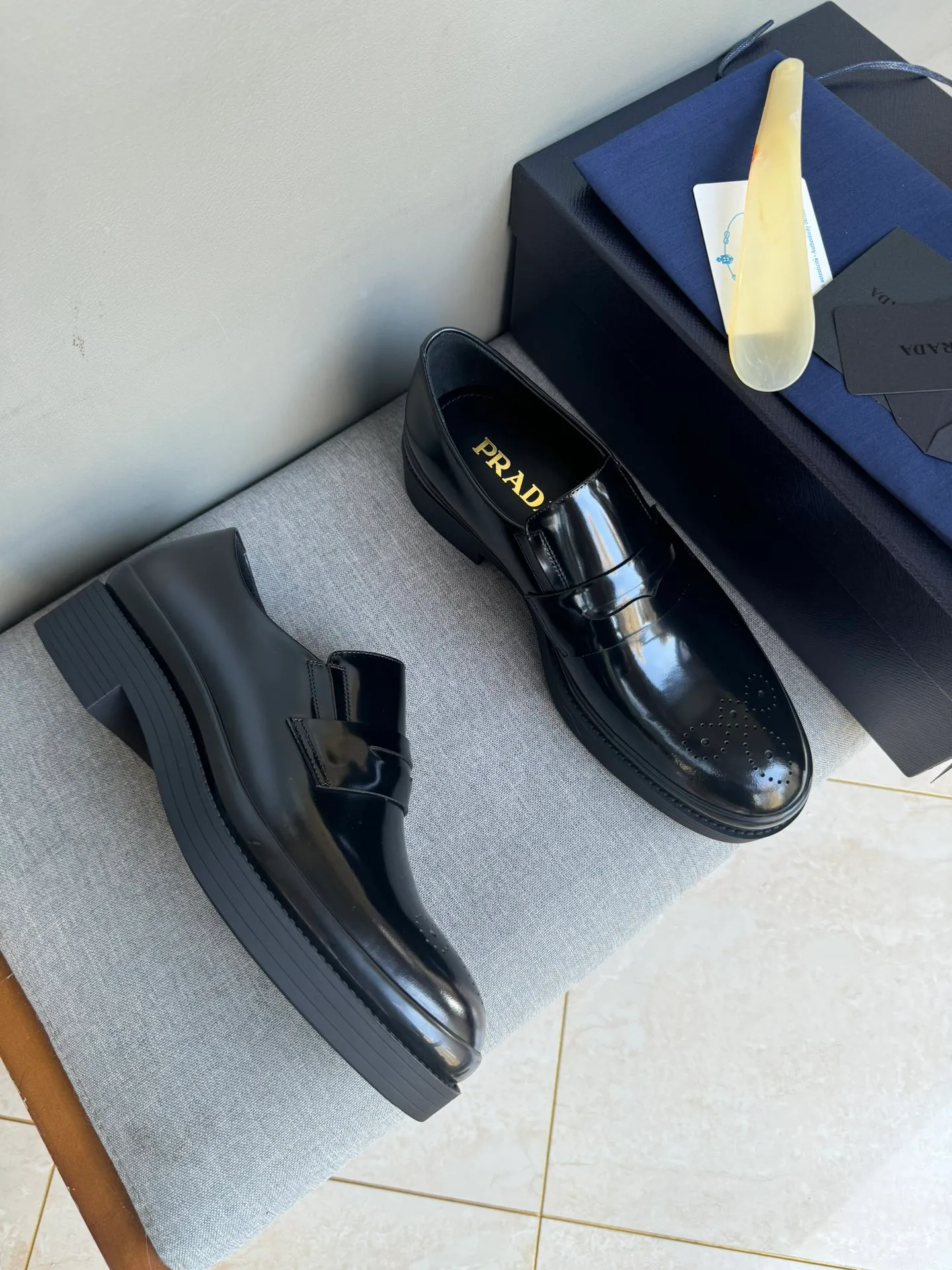Men's shoes 💰860 Popular recommendations ✨PRADA Prada's top purchasing quality Imported color-brushed open edge beads on the uppers Carved toe design Cowhide lining Private molded TPU outsole Non-slip, wear-resistant and elastic Fashionable and versatile Black 39-44 in stock (38, 45 customized for replacement, return and exchange)